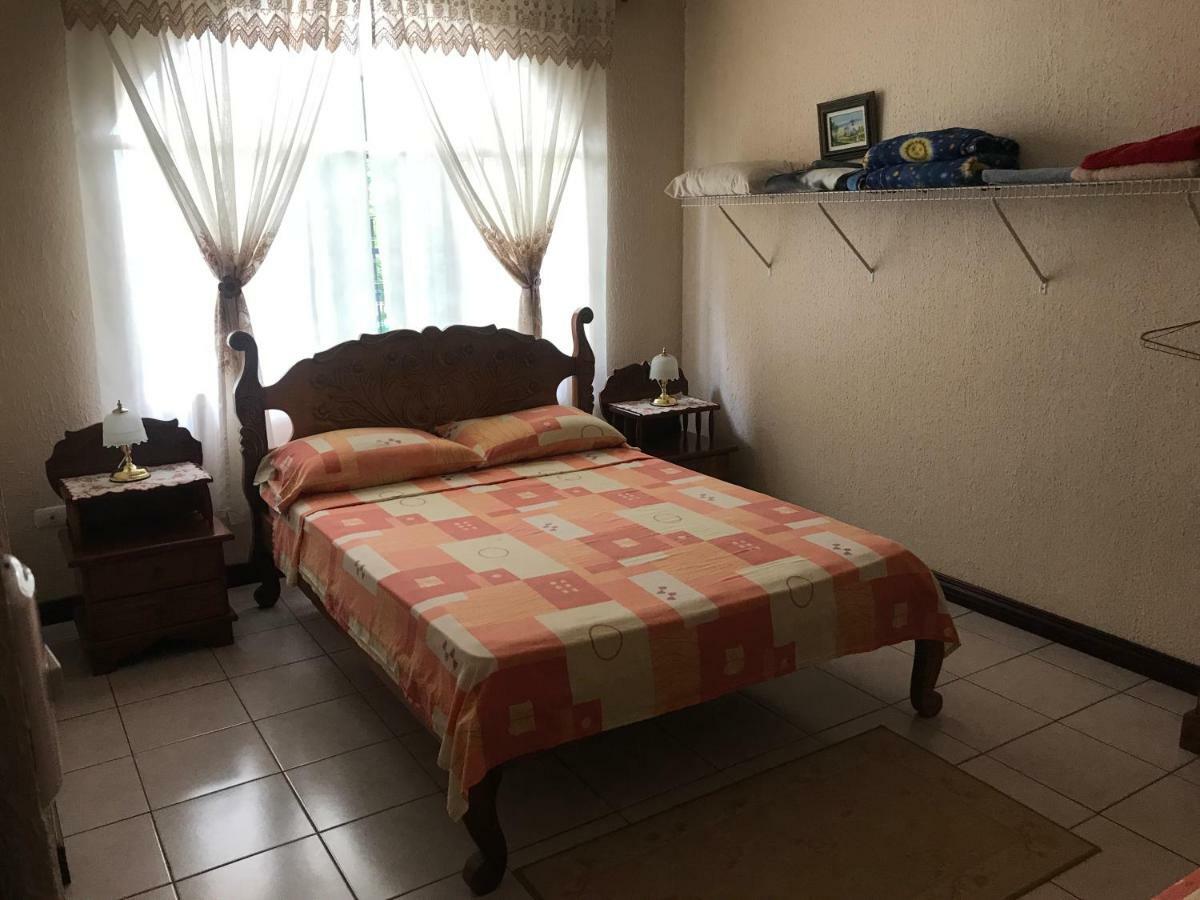 Casa Del Suizo Bed & Breakfast Desamparados  Exterior photo